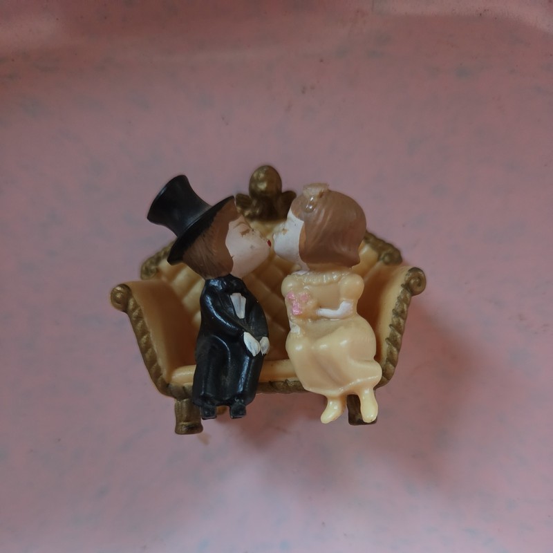 Wilton Inc. Vintage 1976 Bride and Groom Kissing Wedding Cake Topper
