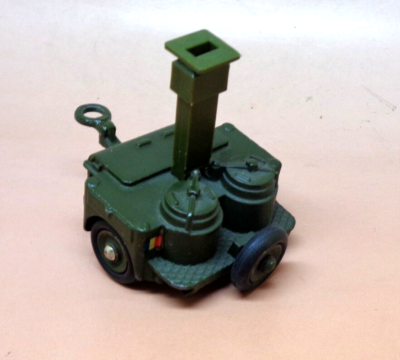 La roue de secours peinte de la cuisine roulante militaire miniature Dinky Toys