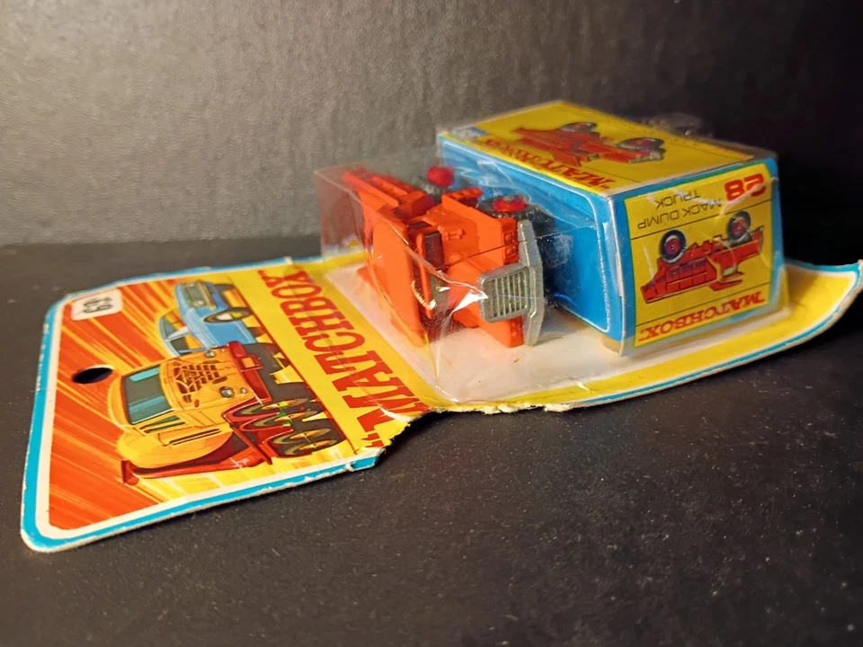 Camión de volteo Matchbox #28 Mack en paquete blíster (sellado) caja original F2 Script incluida Foto 4 de 4