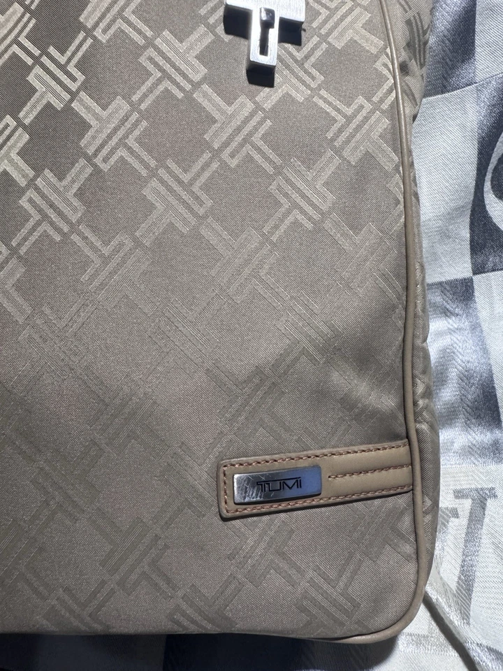 Bolso de Mano Pequeño Tumi Tostado Asas de Cuero Bolsillos Interiores Foto 3 de 4