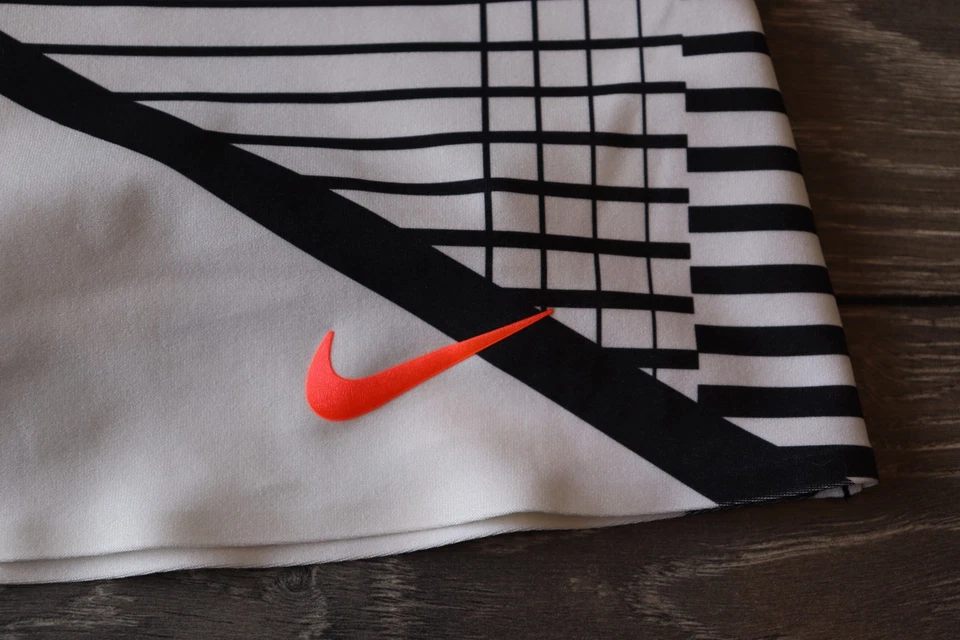 FALDA TENIS NIKE COURT POWER SPIN TALLA PEQUEÑA MUJER NEGRA/BLANCA 876610-010 Foto 2 de 4