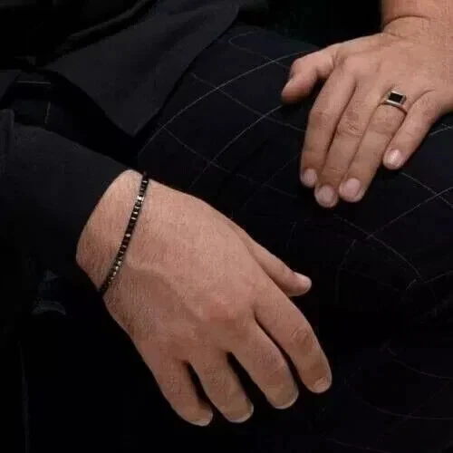 Brazalete de tenis de ónix creado en laboratorio de corte princesa de 5 quilates para hombre acabado en oro negro de 14 quilates Foto 2 de 3