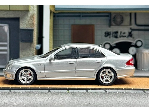 MB Mercedes Benz E63 (W211) - plata - modelos MK 1:64 - Imagen 6 de 6