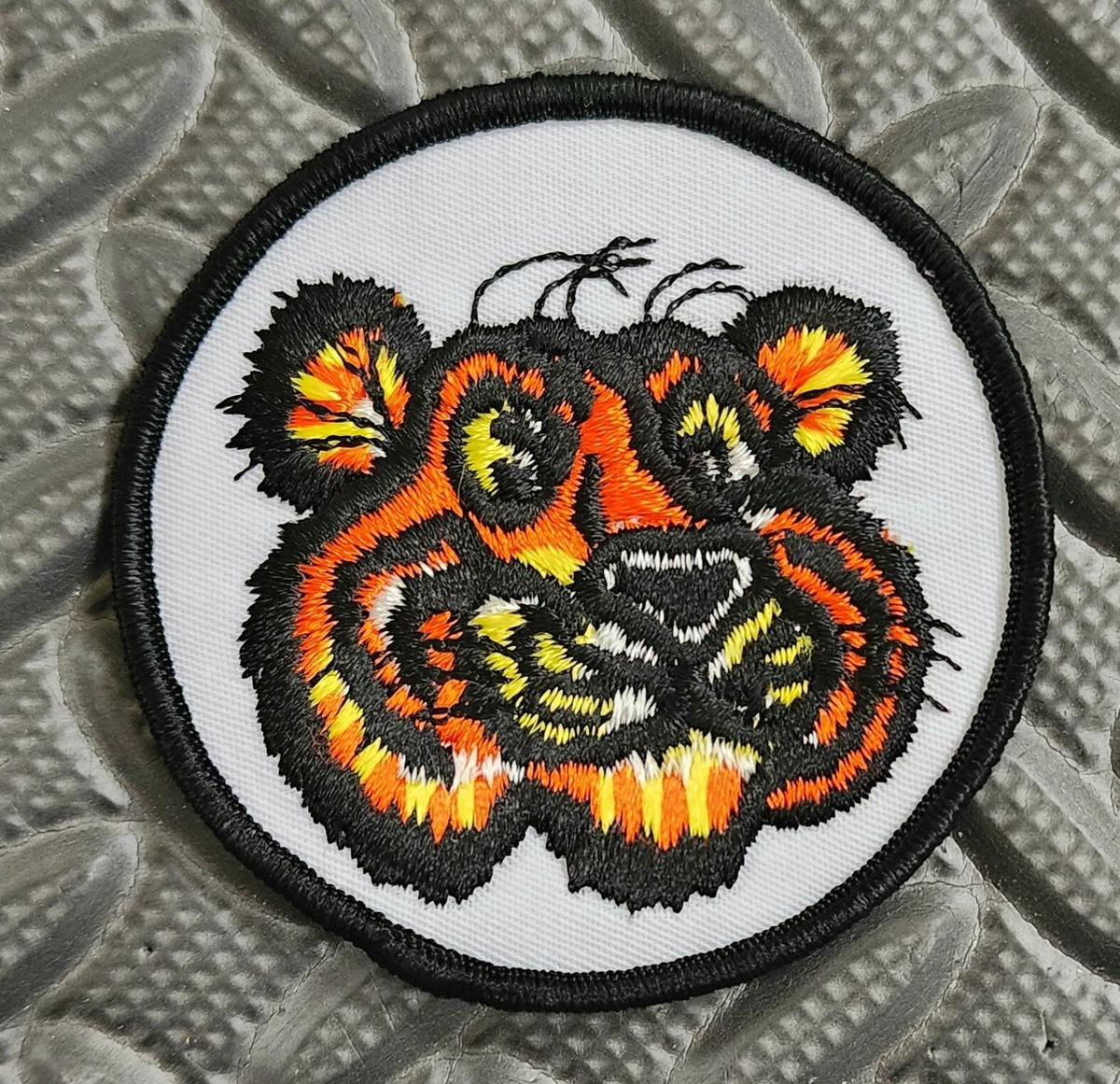 c PINS PIN'S CAR OIL ESSO HUILE TIGRE DORE