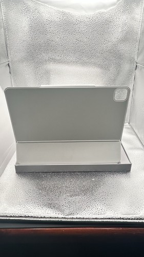 ESR Magnetic Keyboard Case For iPad Pro 12.9 Air 13 (2024) White - Picture 9 of 11