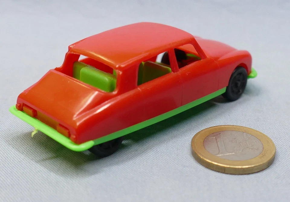 CGGC Italia 1/48 : Citroën DS20 Berline en version civile (Rouge fond vert) - Photo 3/4