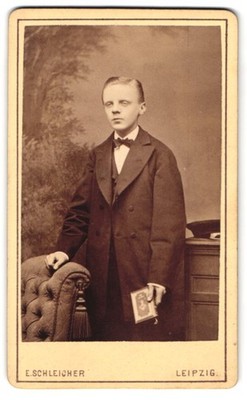 Fotografie E. Schleicher, Leipzig, Johannisgasse 29, Junge mit Buch in der Hand 