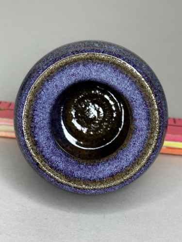 Jarrón pequeño Studio Pottery de 3" de alto púrpura y marrón claro sin marca - Imagen 7 de 8