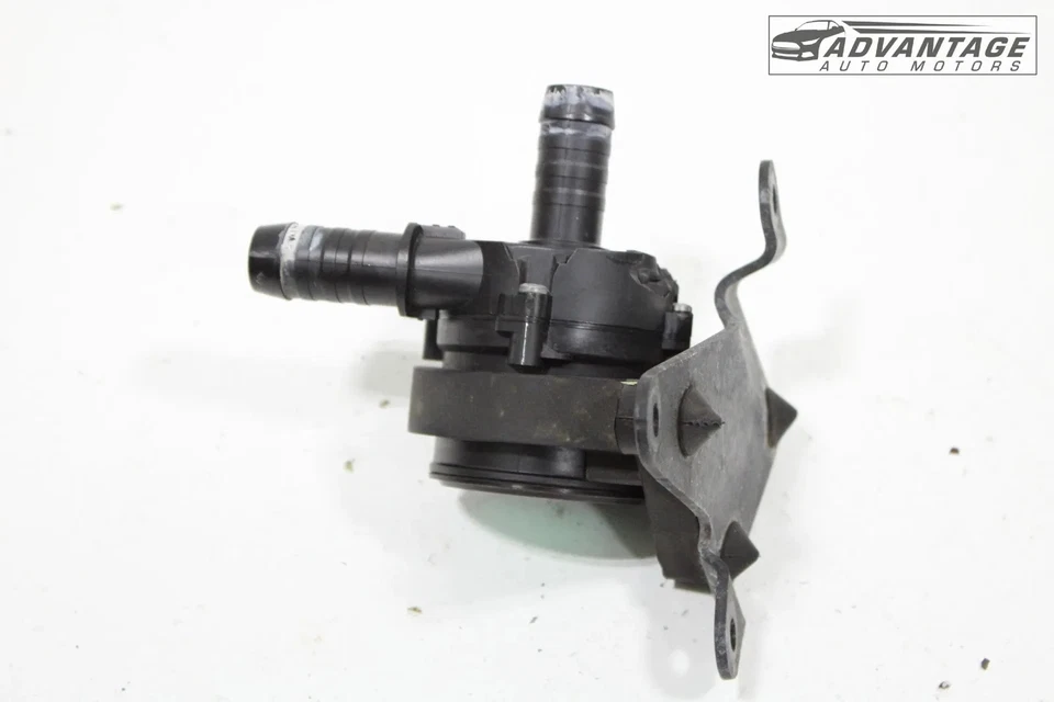 Bomba de agua de refrigerante auxiliar con motor Lincoln Navigator 2018-2022 con soporte OEM Foto 2 de 4