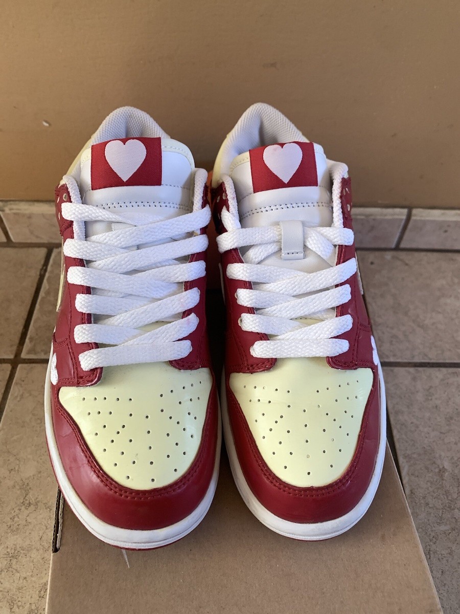 Nike Dunk Low WMNS 2004 Valentines Day Size 6 Varsity Red Hearts