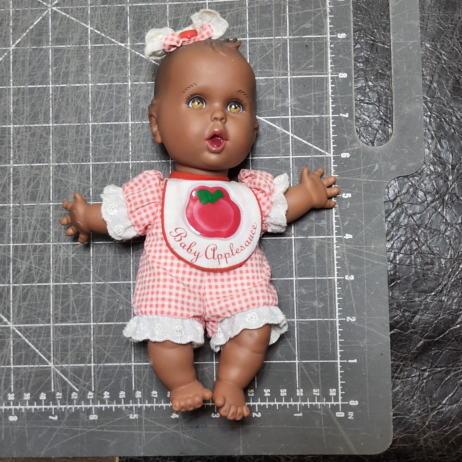 VINTAGE 1996 gERBER fRUIT bLACK bABY dOLL applesauce w stand smoke free toy btz