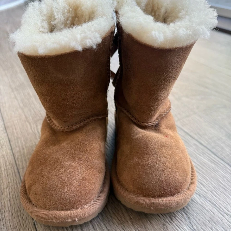 Botas de shearling Ugg double Bailey bow toddler 6C castanha pull-on - Imagem 2 de 4
