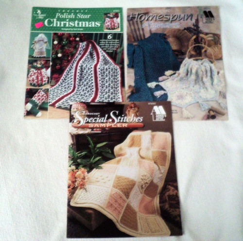 3 folletos con patrones de ganchillo afganos de ático de Annie's Navidad y decoración del hogar - Imagen 1 de 3