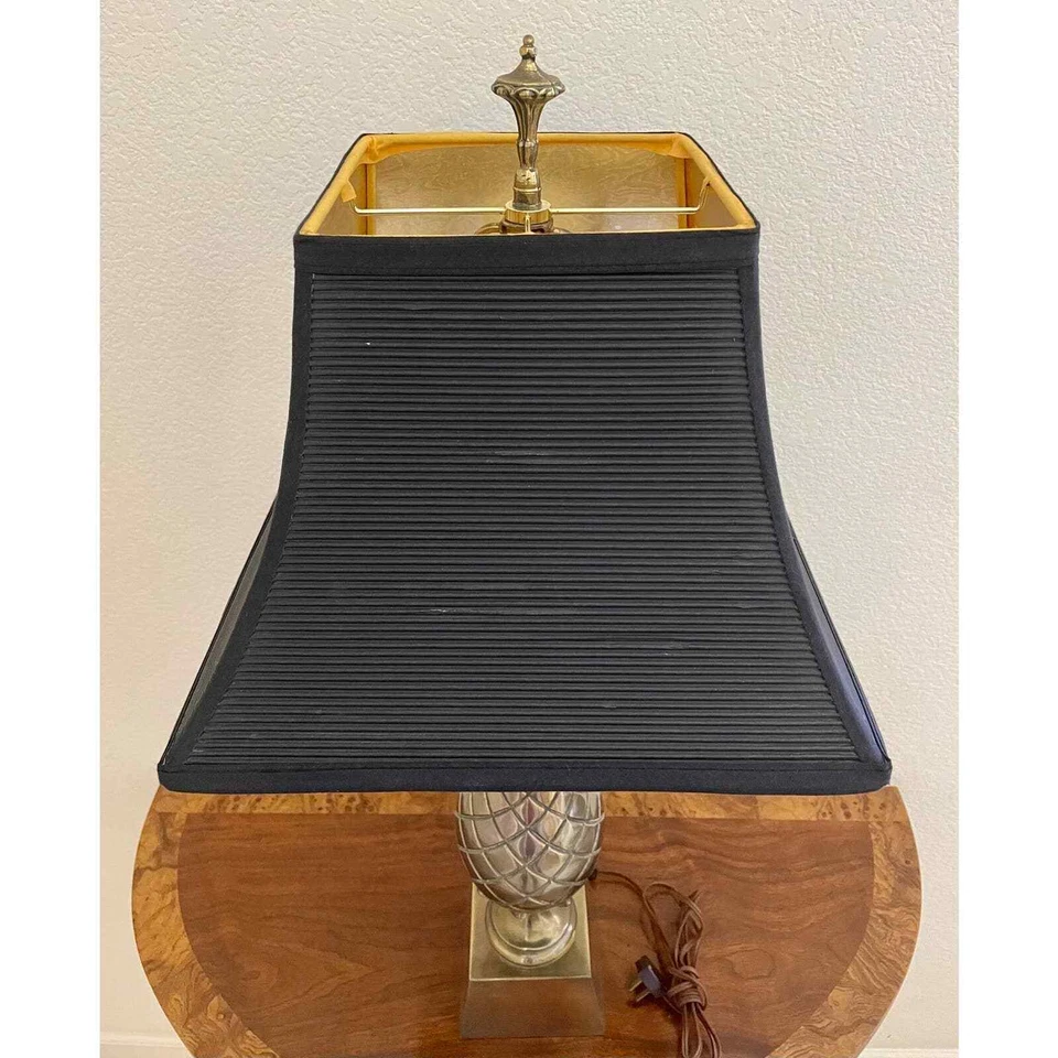 Lámpara de mesa de latón piña años 60 MCM Tropical Hollywood Regency pantalla negra dorada Foto 4 de 4