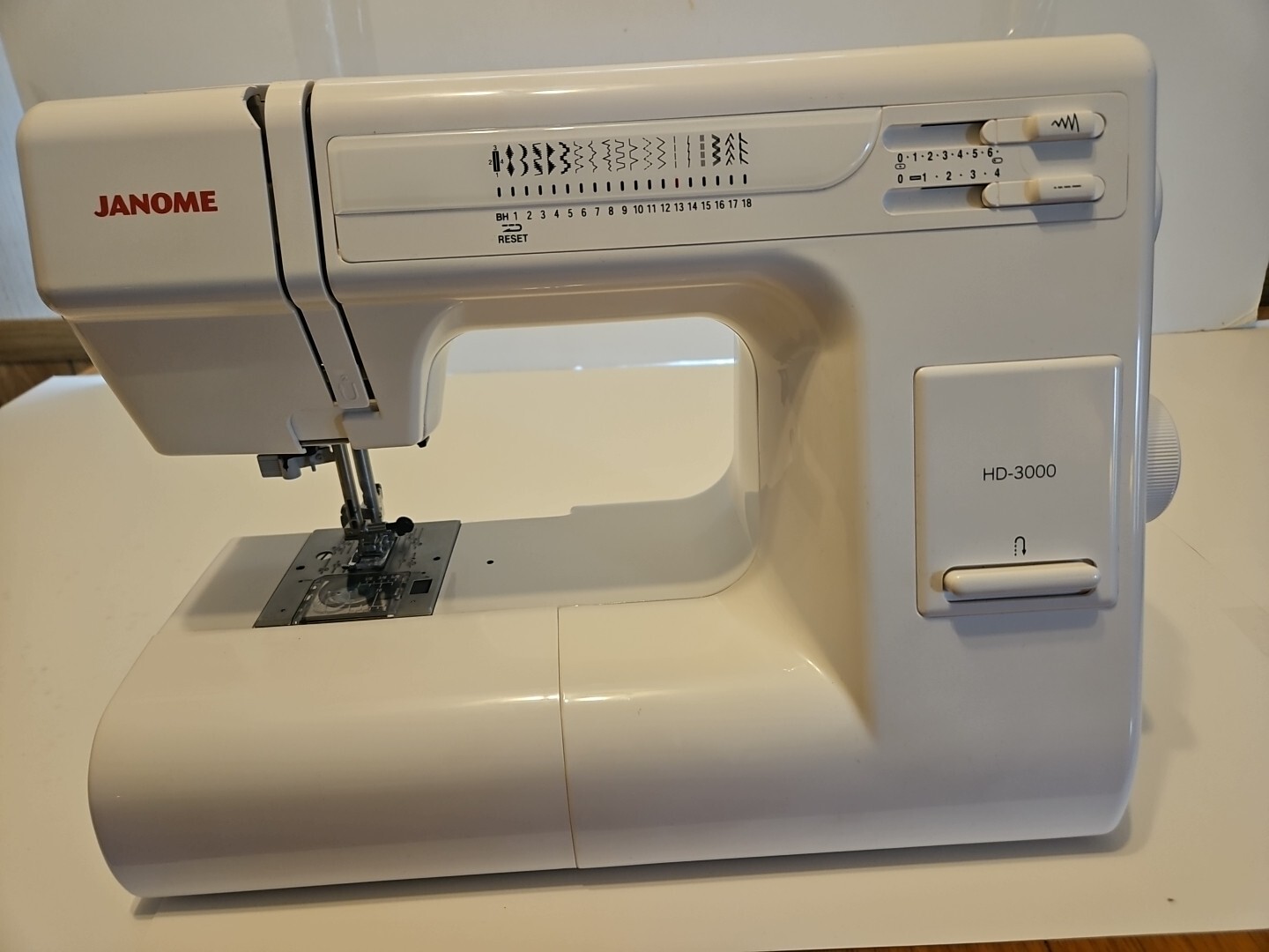Janome HD 3000 Sewing Machine 18 Built In Stitches Model 753 LE white