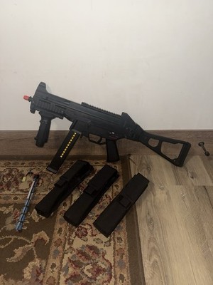 Heckler & Koch UMP Electric Airsoft Gun Black With Magazines And Battery