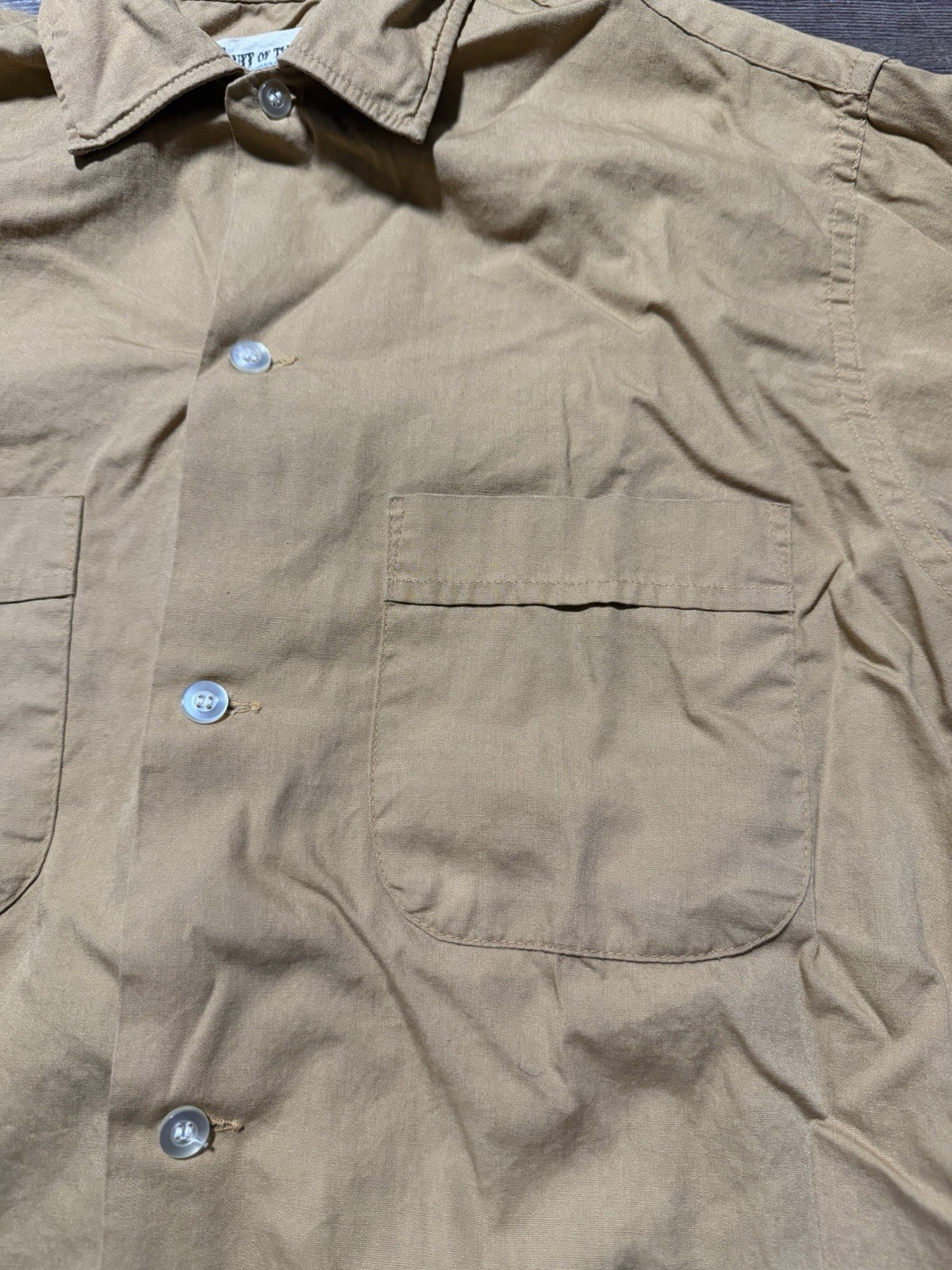 Light brown vintage Fruit Of The Loom men’s button up shirt, size small, with two front chest pockets and button-down collar.