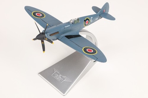 Corgi 1/72 Spitfire PR.Mk XIX PS853 Rolls Royce Heritage Hangar - Picture 2 of 2