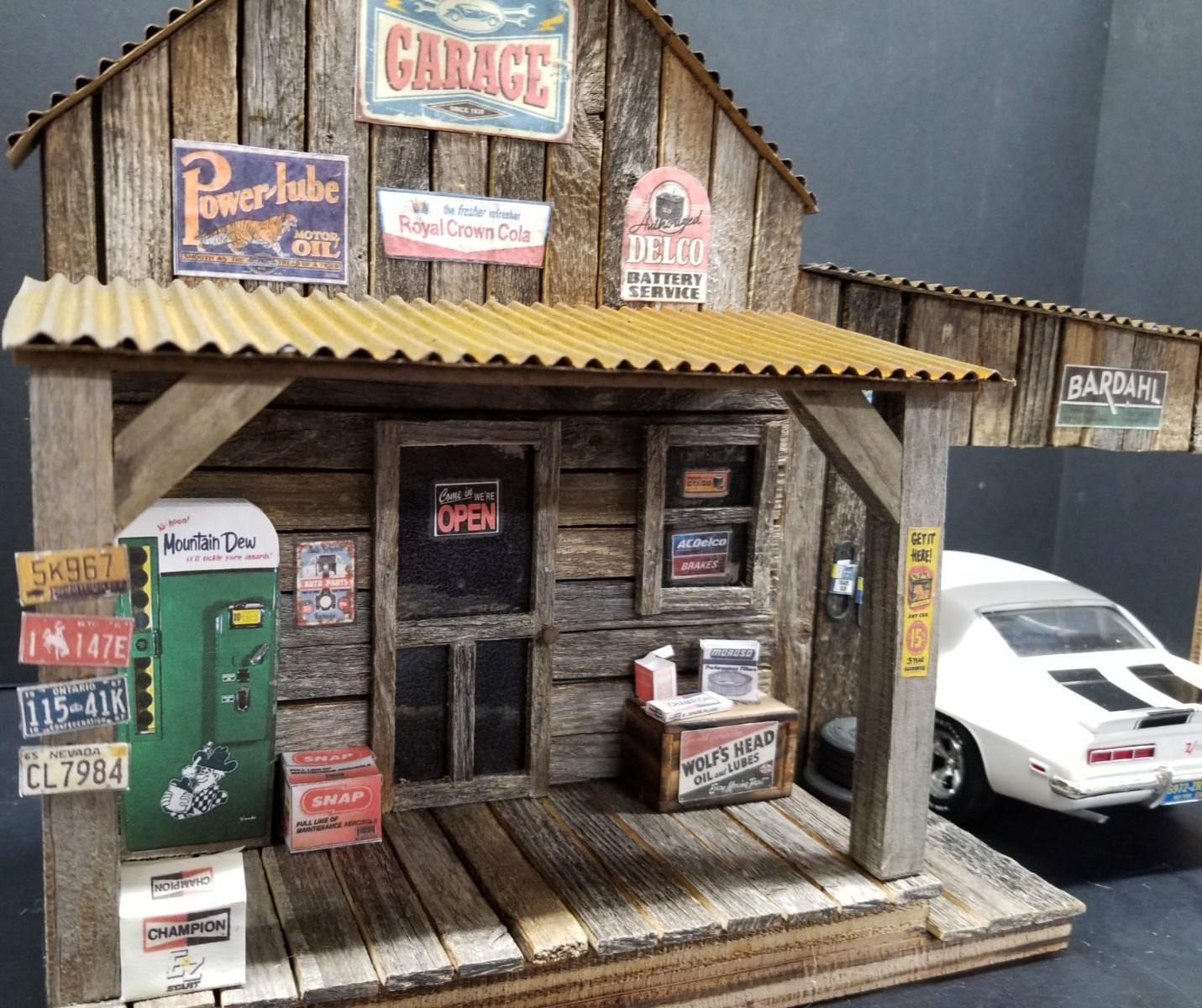 FULL SERVICE GARAGE, WEATHERED, HAND CRAFTED, DIORAMA DISPLAY, NEW, 1:18 SCALE
