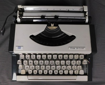 Vintage Unis TBM Traveller de Luxe Manual Typewriter Working