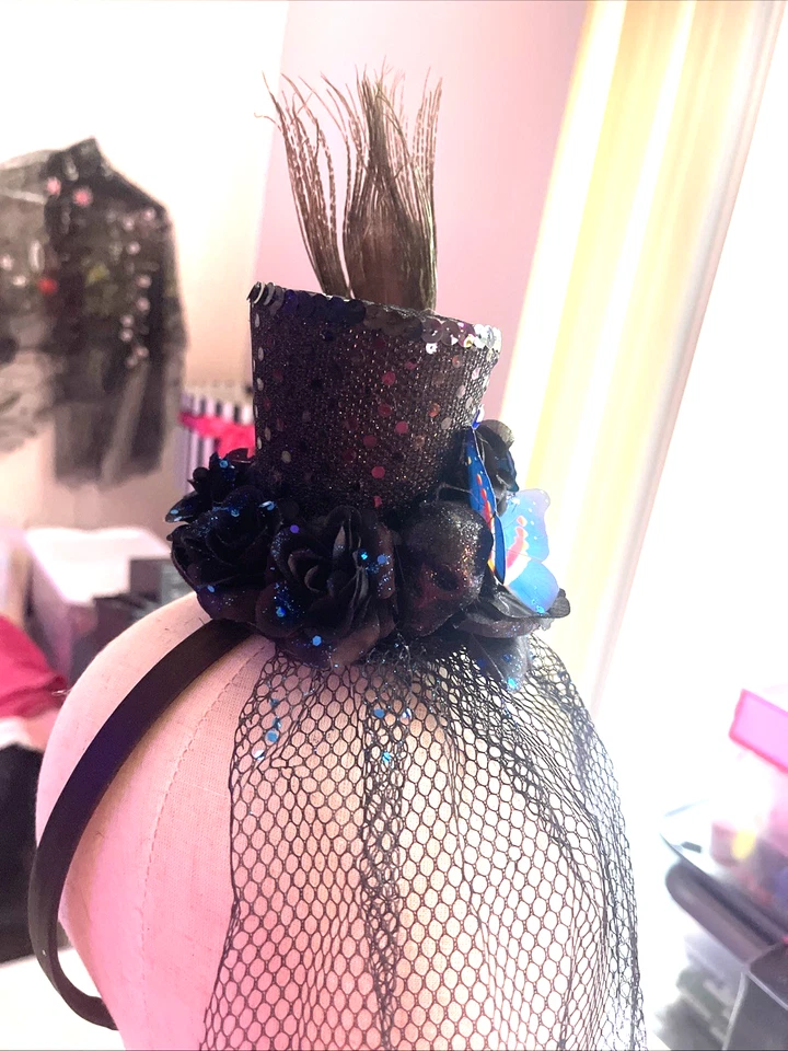 Mini sombrero fascinador con red de tul en diadema con pedrería mariposa azul Foto 4 de 4