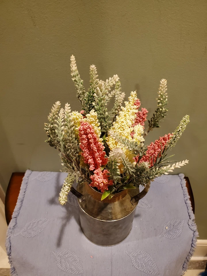 Lata de leche galvanizada de granja con asas y arco de arpillera flores multicolores Foto 4 de 4
