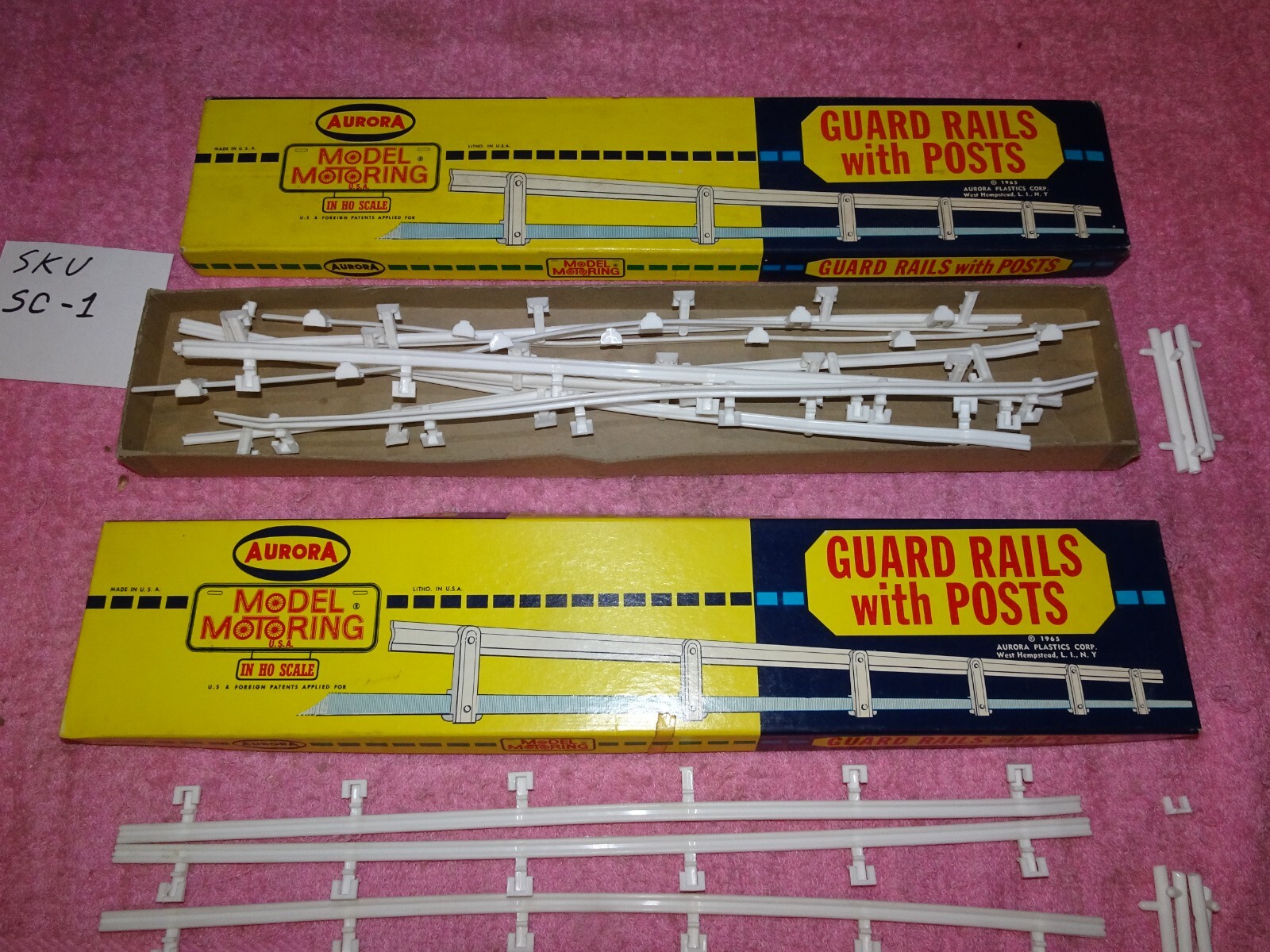 2 packs Aurora HO Scale Model Motoring Guard Rail with Posts No 1532 16 Pieces - Picture 2 of 9