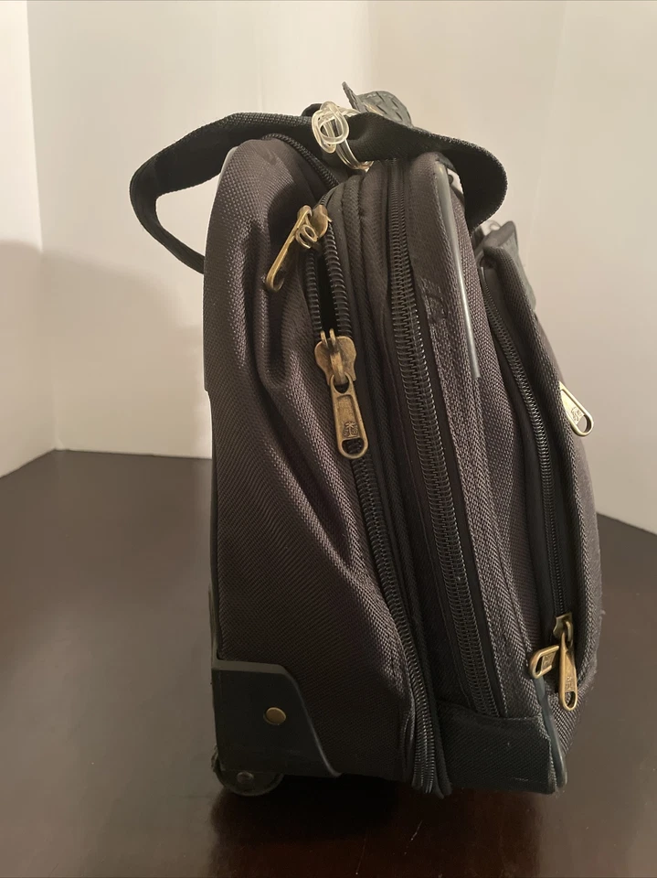 Equipaje de mano Tommy Bahama 17" Nassau con ruedas - Ver fotos/detalles para defectos Foto 3 de 4