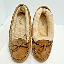 UGG 3050 Womens Slippers Size 7 Chestnut Suede Shearling Lined Moccasins B