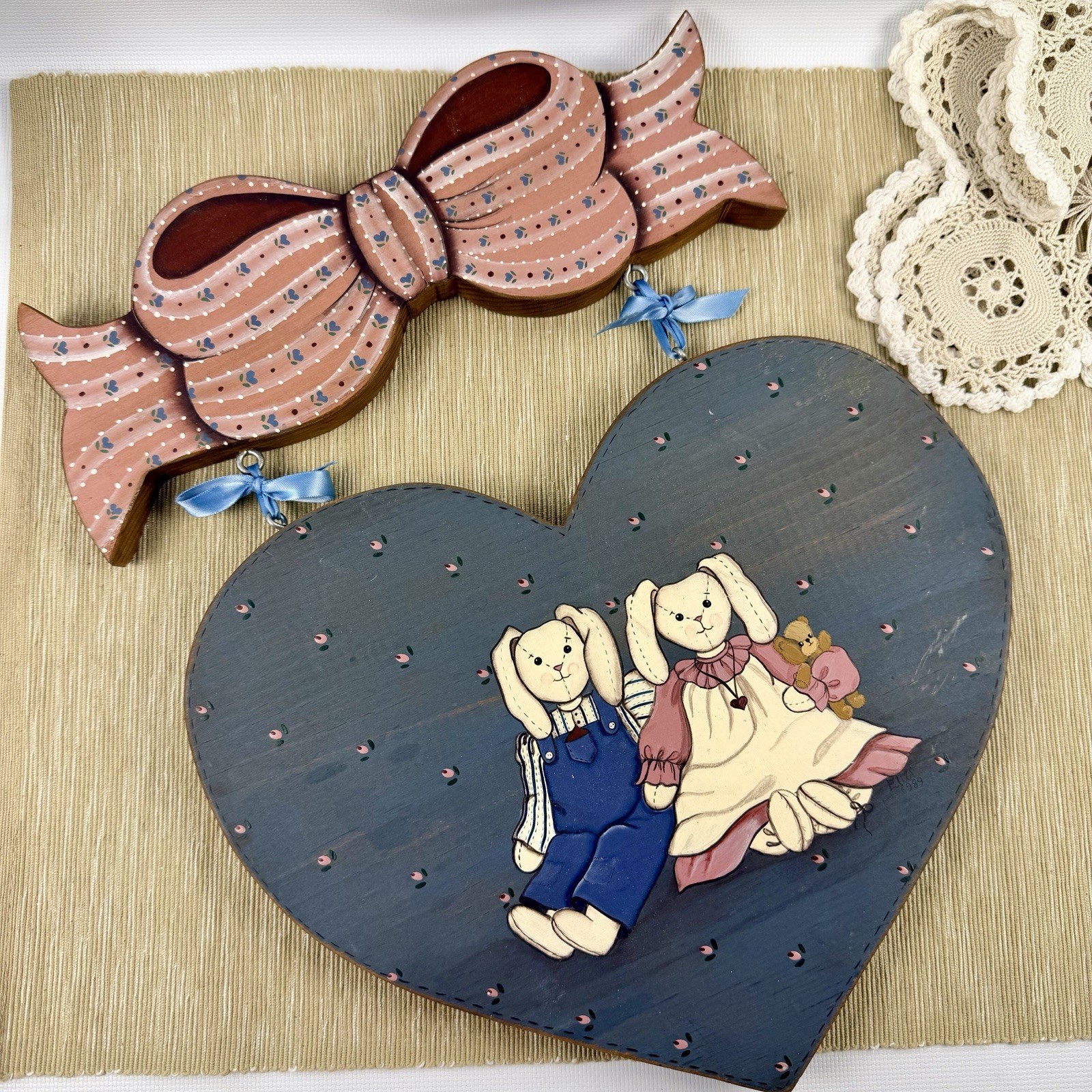Vtg Wood Heart And Bow Wall Decor With Bunny Rabbits On The Front Cottagecore