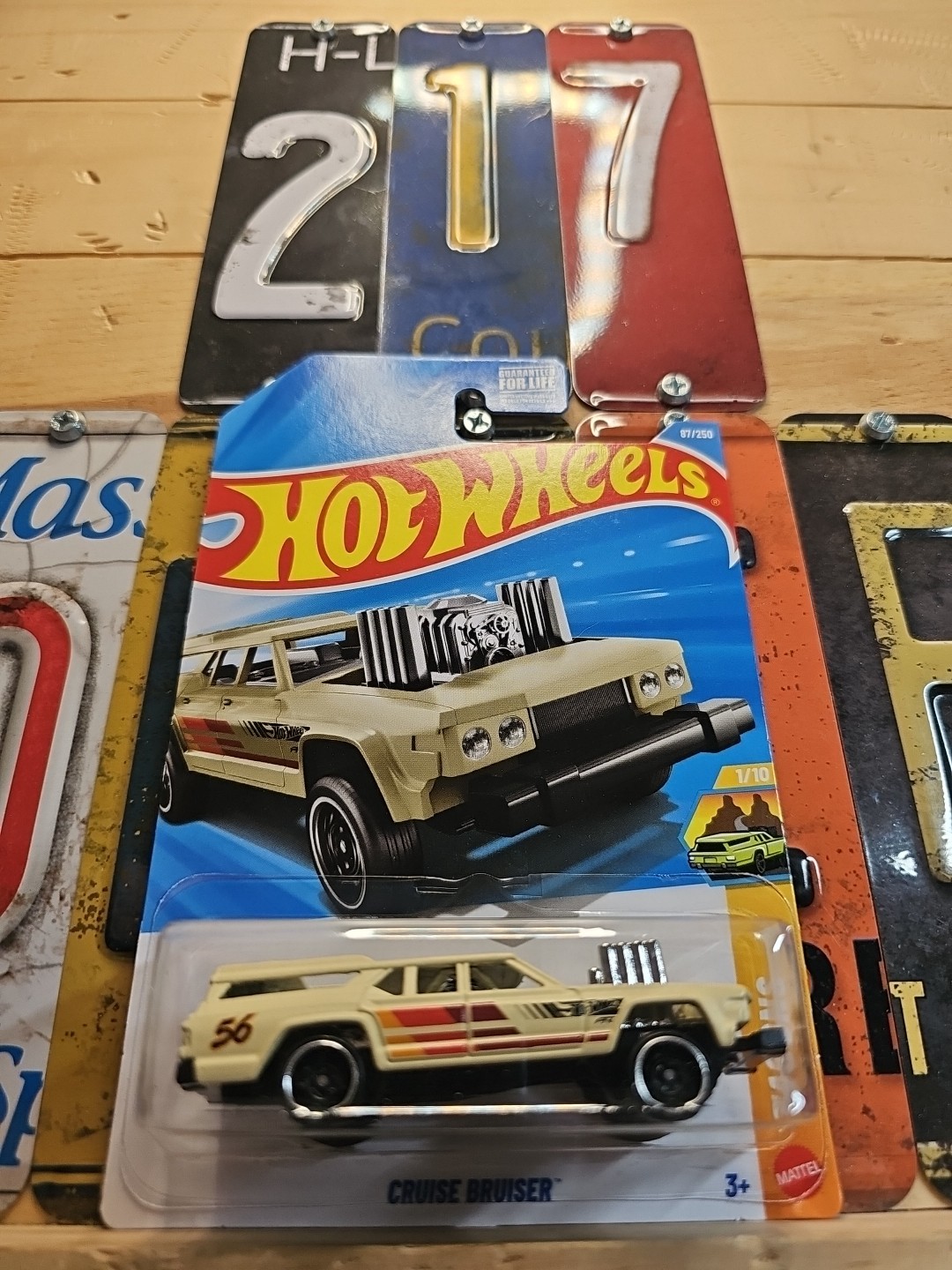 Hot Wheels Cruise Bruiser Tan 87/250