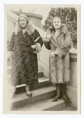Flapper Coats 1931 Flapper Women Fashionable Ladies In Fur Coats
