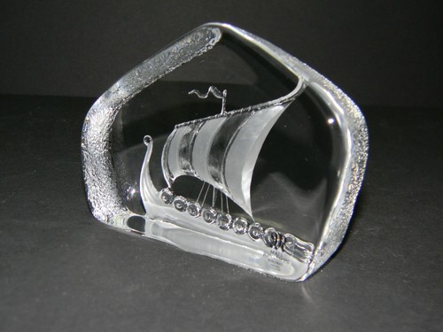 Escultura de cristal grabada a mano de barco vikingo firmada por Mats Jonasson - Imagen 7 de 11