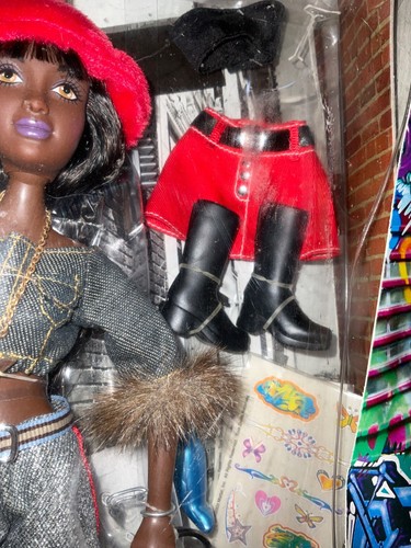 Muñeca Mattel Flavas Kiyoni Marrón Hip Hop Conjunto Urbano Bling Accesorios 2003 LRS - Imagen 5 de 11