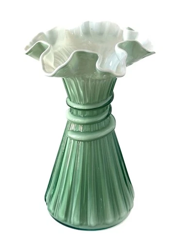 DDP FREE SHIPPING - VINTAGE FENTON Glass GREEN White CASED WHEAT VASE