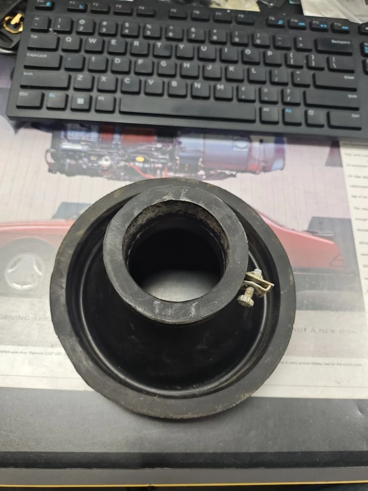 Bomba de combustible Saab 900 usada fuelle de goma apertura más pequeña. Foto 2 de 2