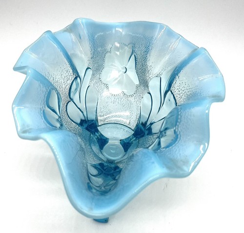 Antiguo cuenco rosa con patas con borde opalescente y margarita azul hielo Dugan Glass Co. - Imagen 5 de 11
