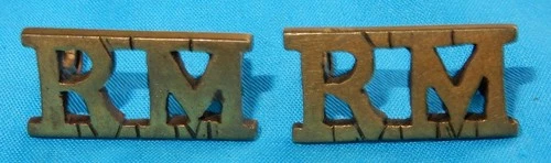 WW2 ERA THE ROYAL MARINES (RM) BRASS SHOULDER BADGE PAIR - ROUND LUGS