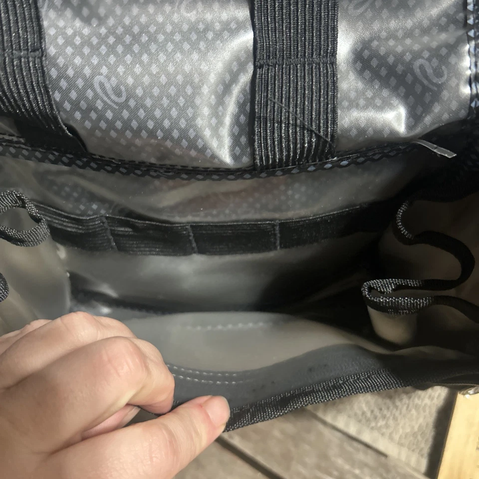 Bolso Accesorios Ricardo Beverly Hills Negro Bolsillos con Cremallera Percha Maquillaje Foto 4 de 4