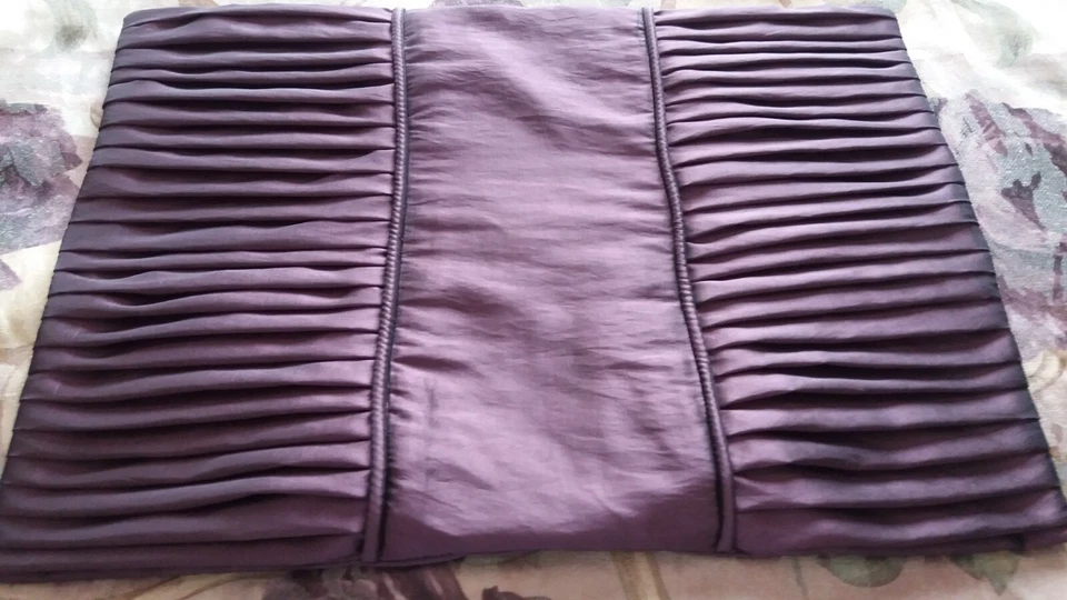 Funda de almohada de seda Shantung púrpura claro oblonga 13"x19" con pliegues y cordones Foto 4 de 4