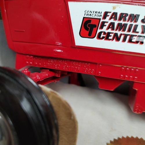 Ertl 1/16 International Row Crop Tractor #415 Limited Edition 1989 Central Farm - Picture 3 of 10