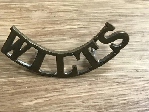 smart looking original WW1 WW2 era wilts wiltshire regt shoulder title badge