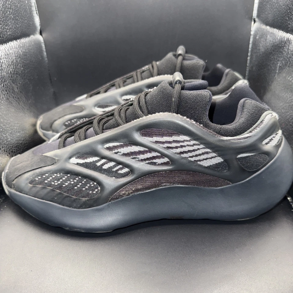 Talla 9 - Adidas Yeezy 700 V3 Brillo Oscuro, GX6144, Limpio, Usado, Sin Caja, Defectuoso Foto 2 de 4