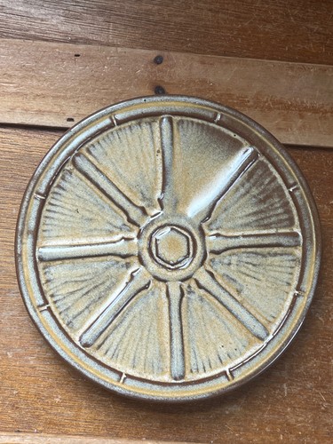 Alfarero de arte vintage Frankoma marcado romance del oeste vive con rueda de carro - Imagen 3 de 11