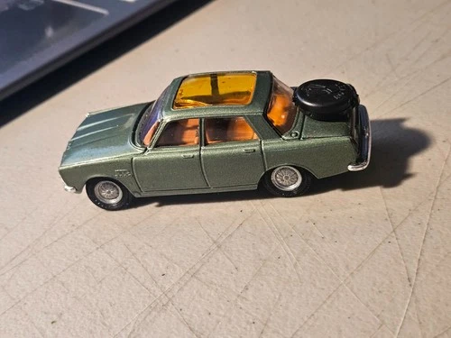 VINTAGE CORGI TOYS 1:43  #275 ROVER 2000TC GREEN WITH TAKE OFF WHEELS CRACKED SR