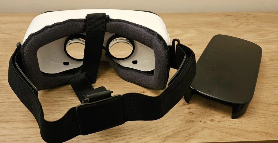 Samsung Gear Oculus Smartphone VR Headset Boxed - Image 3 of 4