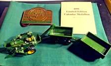 John Deere 3-Piece Die Cast Toy Model Corn Husker Tractor & Wagons & 1999 Plaque