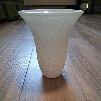 Vintage 1989 ONEIDA White Crystal ETCHED Floral Flower Vanity Vase 