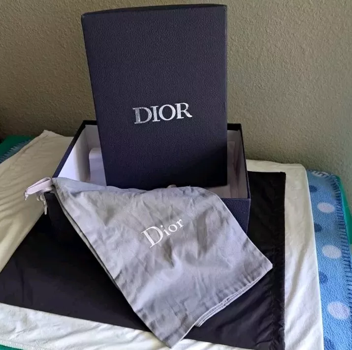 Grande boîte à chaussures DIOR (vide) et paire de sacs à poussière