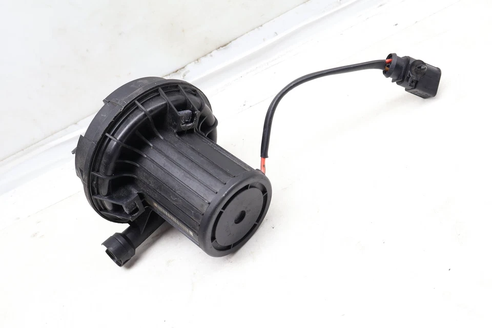 AUDI S4 B7 2004-2009 4,2 L - Bomba de inyección de aire secundaria 079906601E Foto 3 de 4